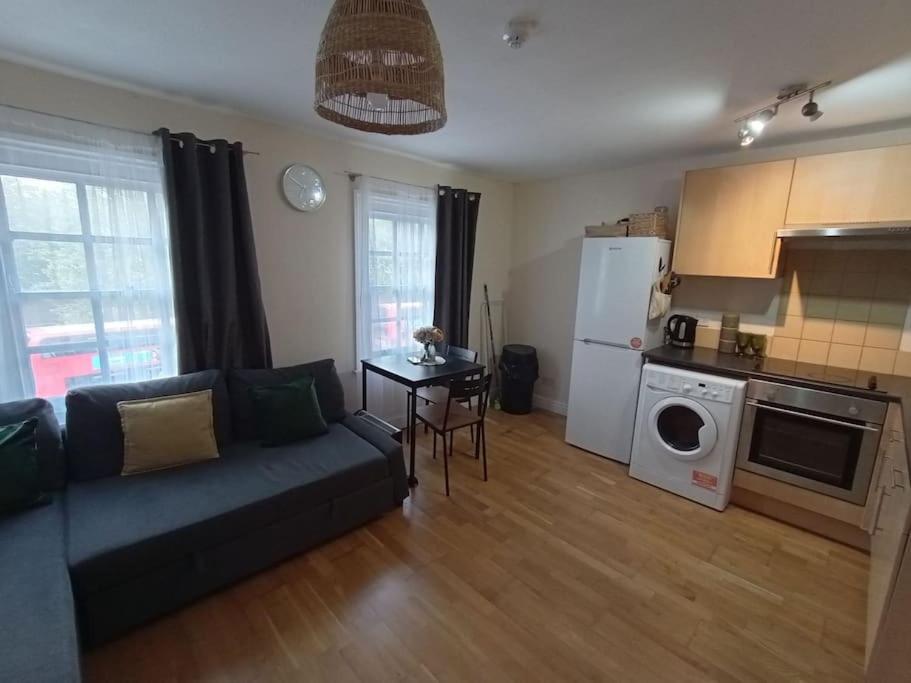 1- Bedroom Flat In London, Sleeps 4, Good Transport Link Apartamento Londres
