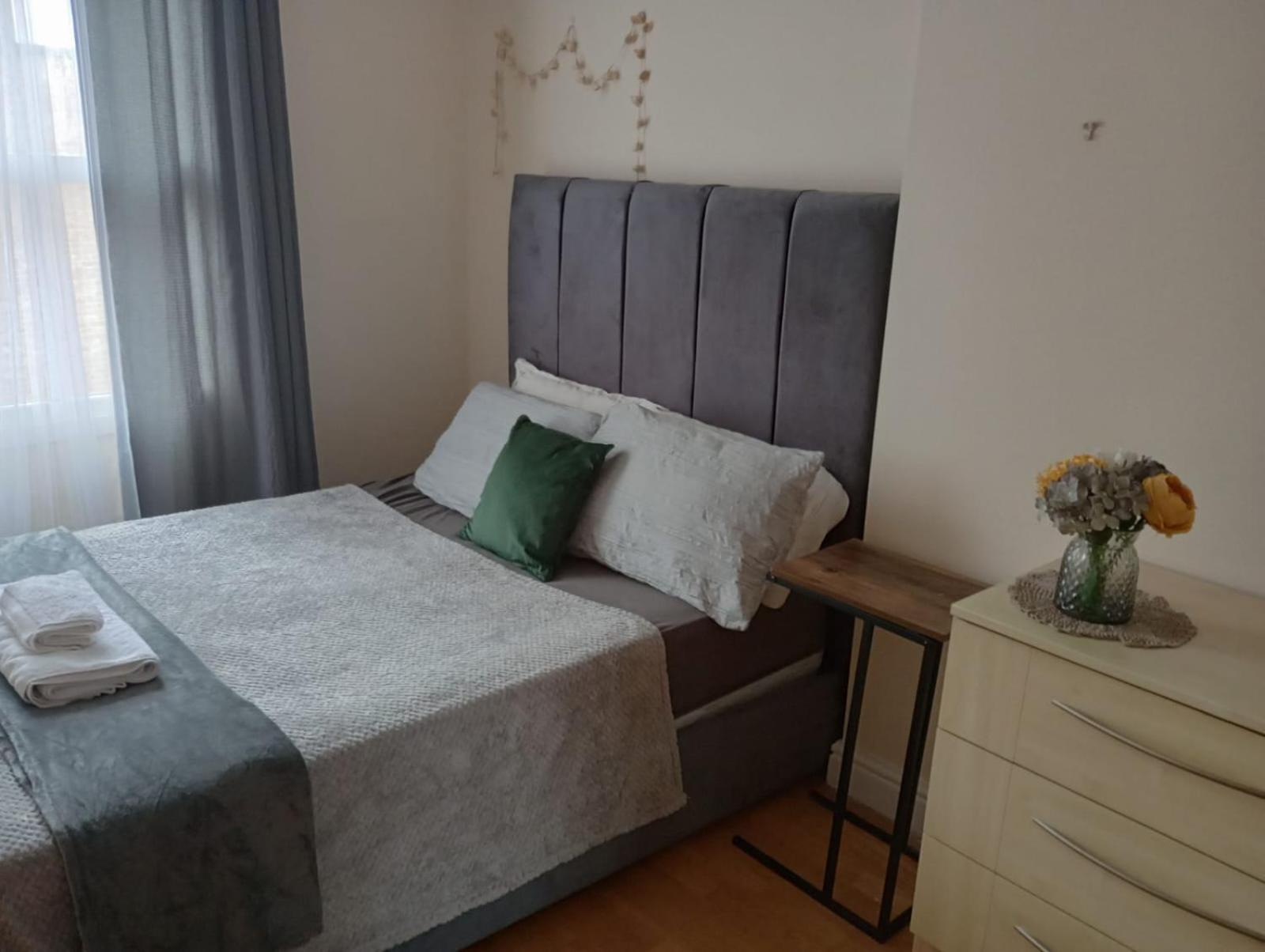 Apartment 1- Bedroom Flat In London, Sleeps 4, Good Transport Link *