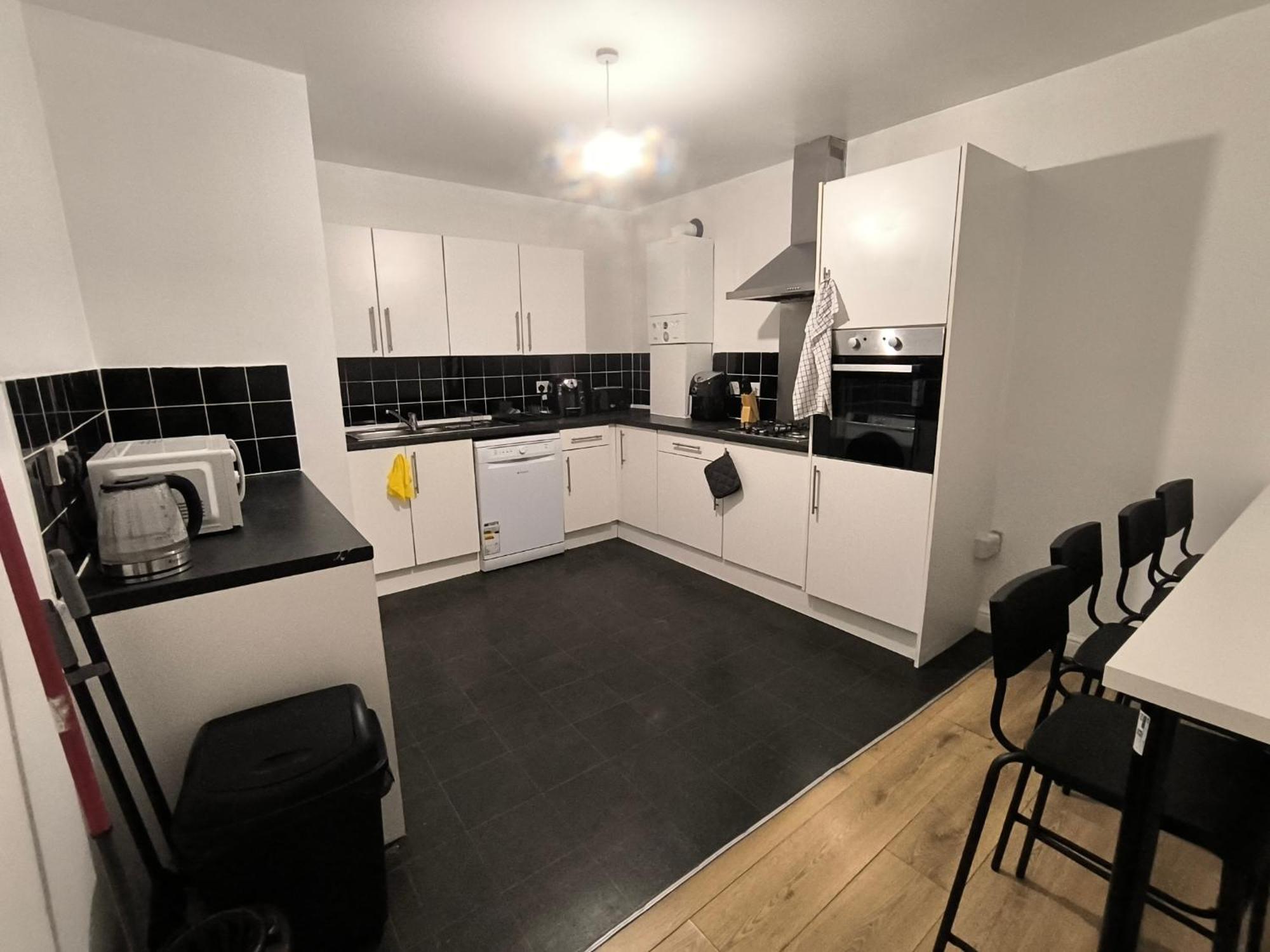 3 Persons Room, 1min Walk From South Wimbledon Station Guest house *