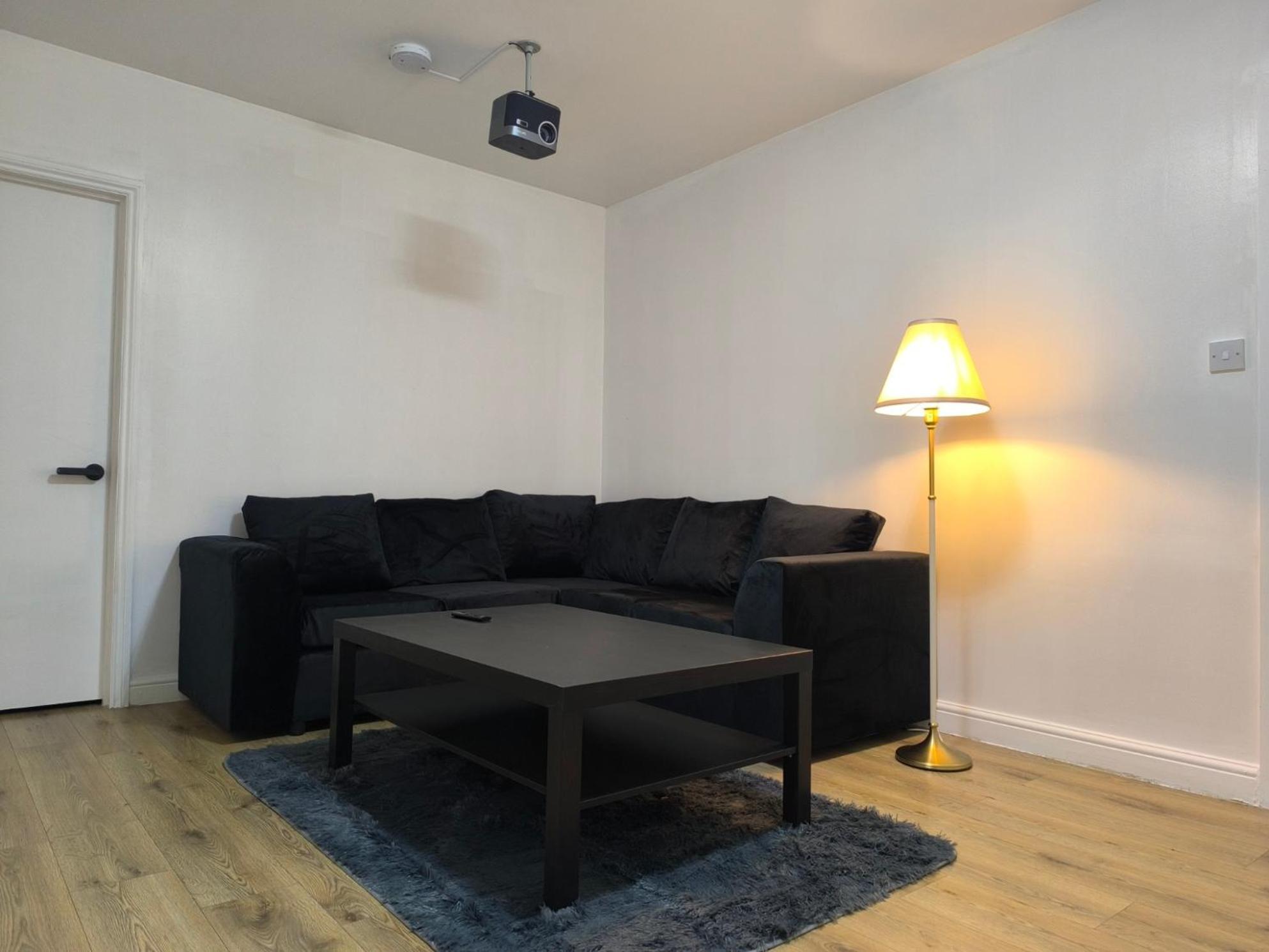 Guest house 3 Persons Room, 1min Walk From South Wimbledon Station *