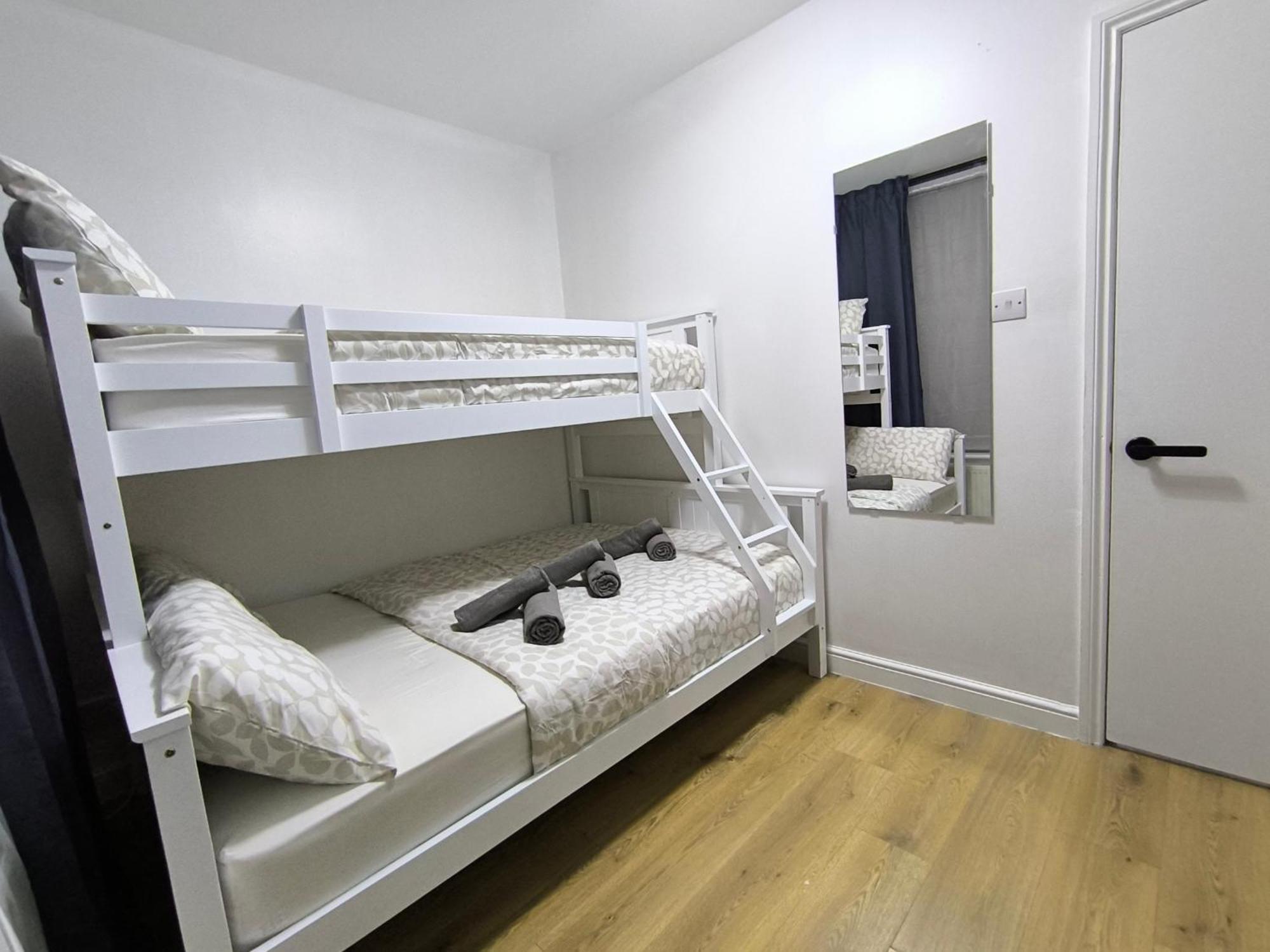 3 Persons Room, 1min Walk From South Wimbledon Station Guest house *
