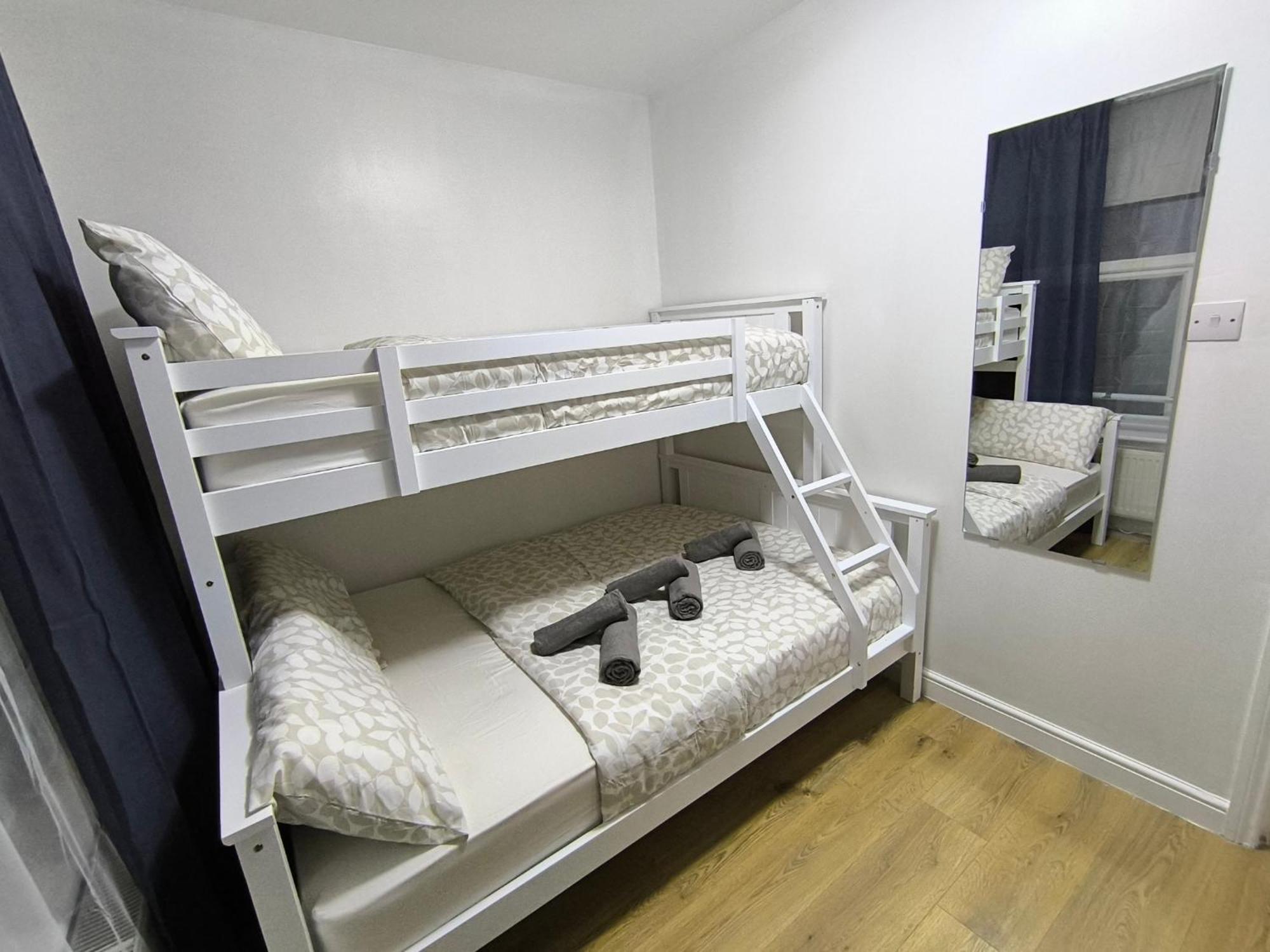 3 Persons Room, 1min Walk From South Wimbledon Station * London