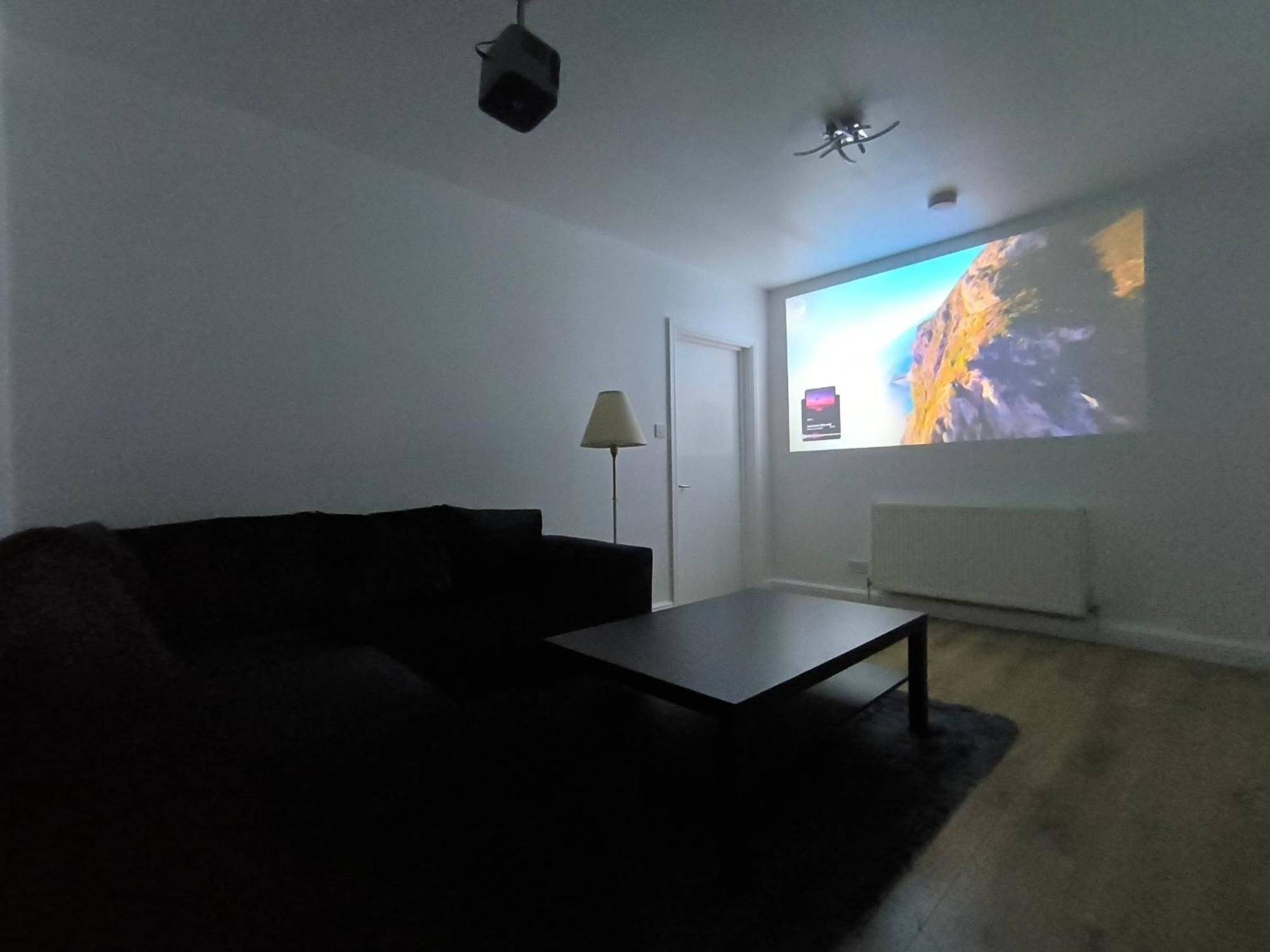 3 Persons Room, 1min Walk From South Wimbledon Station Guest house *