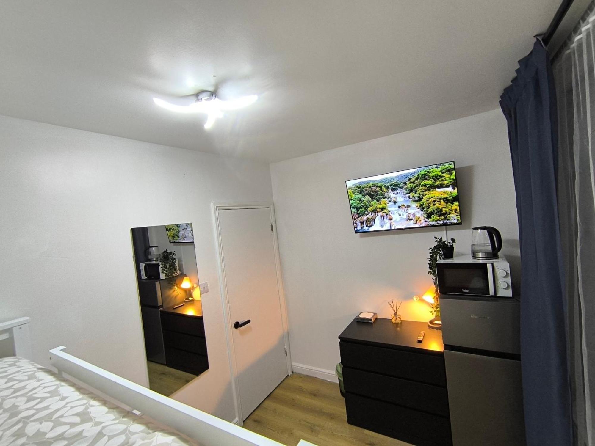 Gasthof 3 Persons Room, 1min Walk From South Wimbledon Station *
