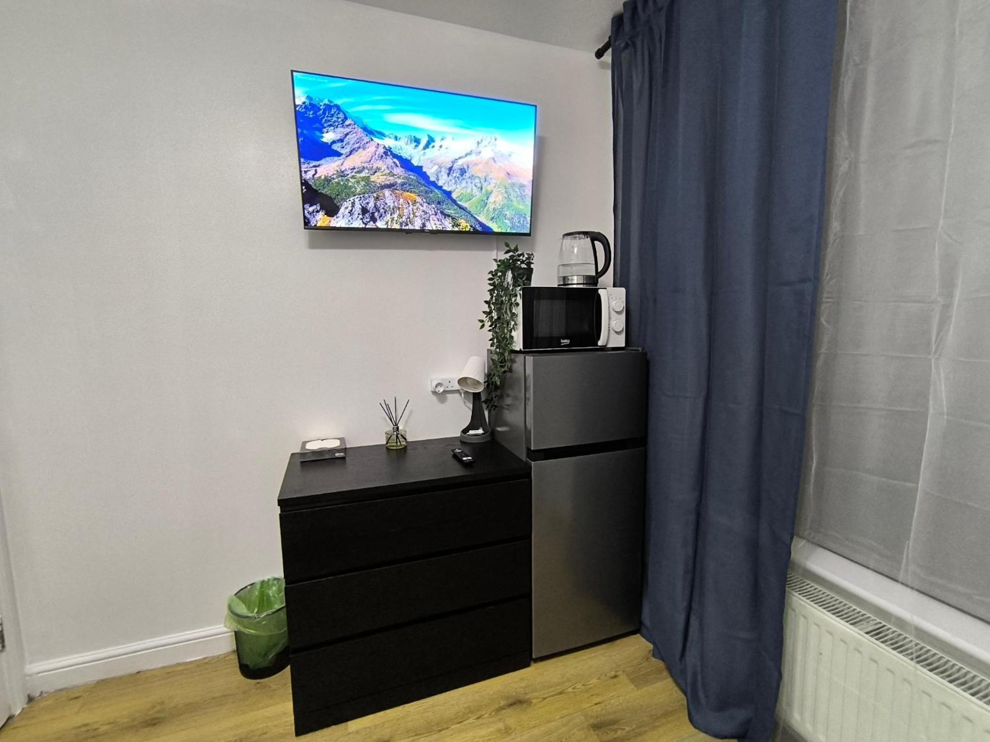 3 Persons Room, 1min Walk From South Wimbledon Station Guest house London
