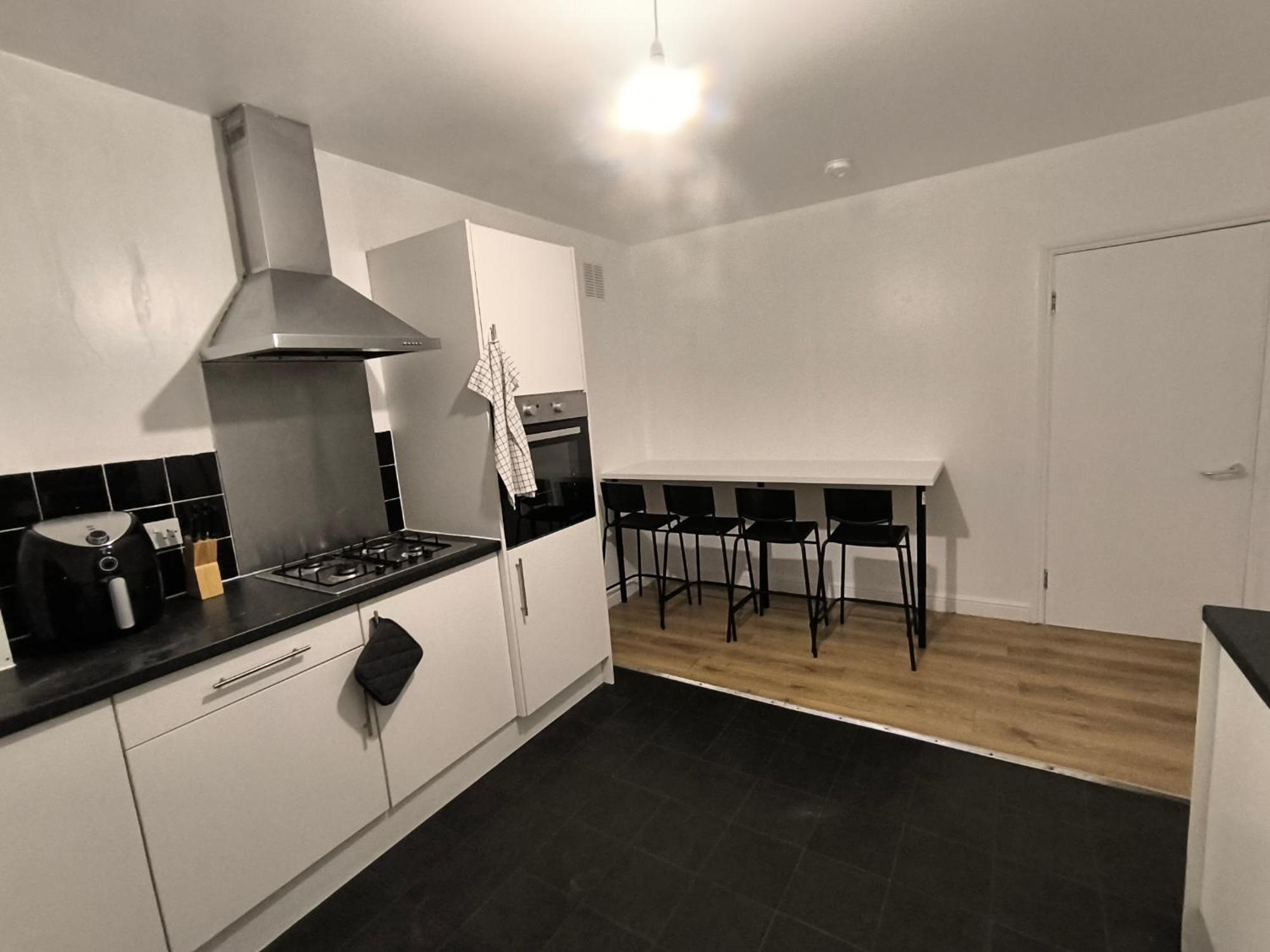 Guest house 3 Persons Room, 1min Walk From South Wimbledon Station London