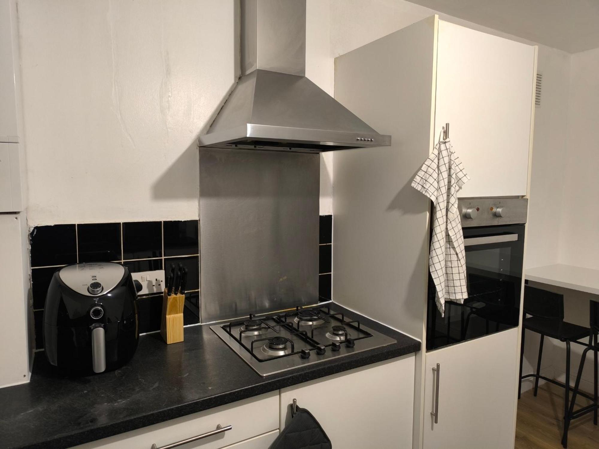 Guest house 3 Persons Room, 1min Walk From South Wimbledon Station