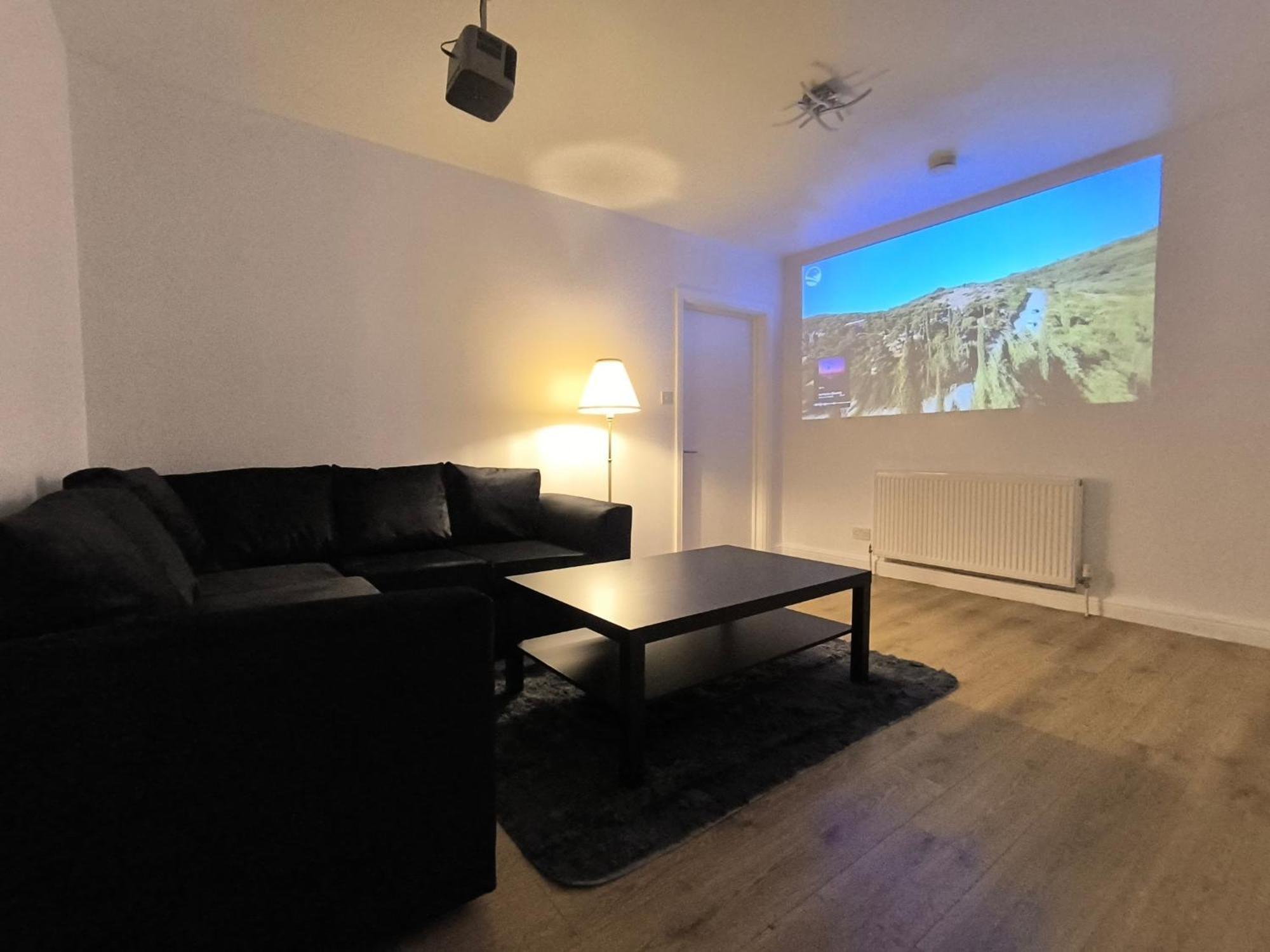 3 Persons Room, 1min Walk From South Wimbledon Station Guest house *