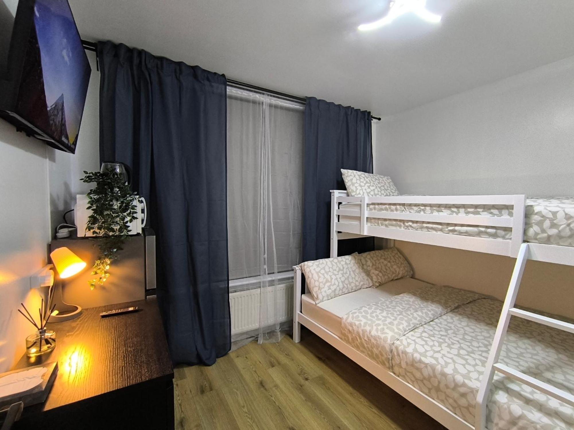 Guest house 3 Persons Room, 1min Walk From South Wimbledon Station *