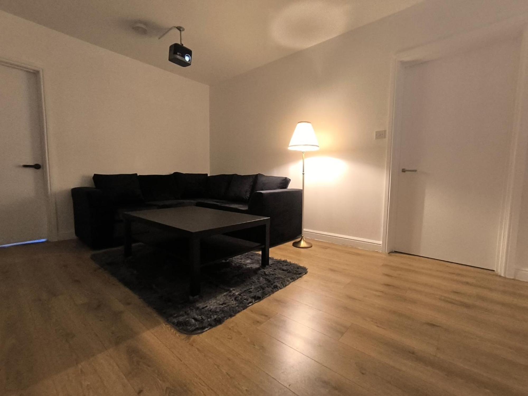 Guest house 3 Persons Room, 1min Walk From South Wimbledon Station London