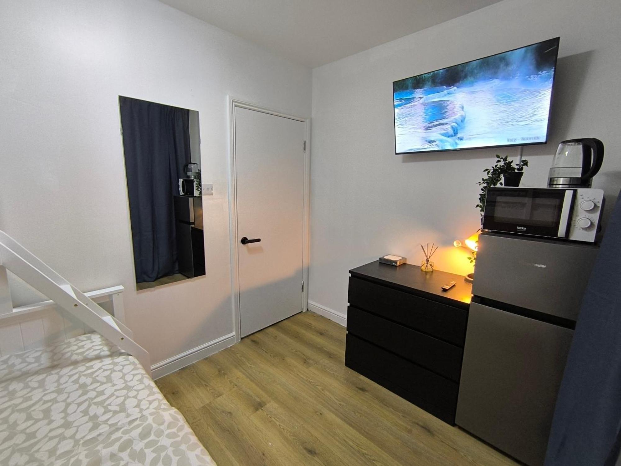 3 Persons Room, 1min Walk From South Wimbledon Station Guest house