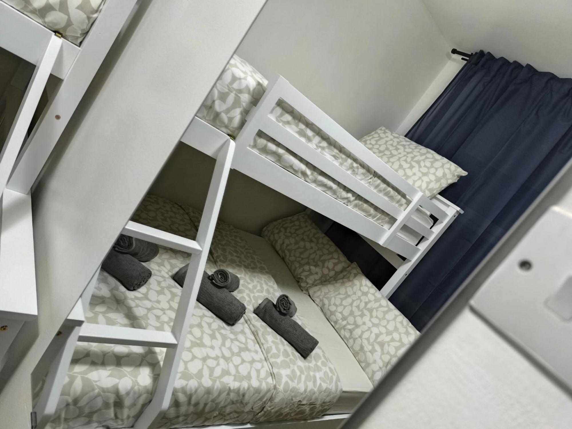 Guest house 3 Persons Room, 1min Walk From South Wimbledon Station