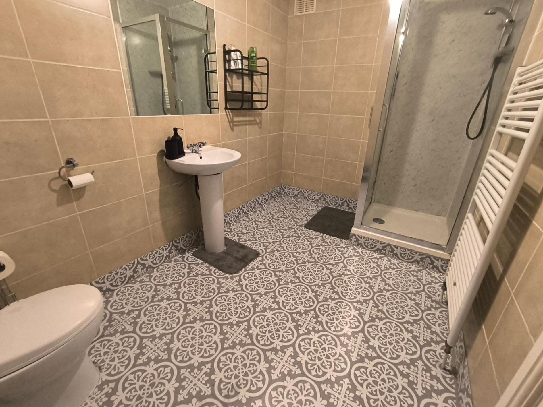 Guest house 3 Persons Room, 1min Walk From South Wimbledon Station *