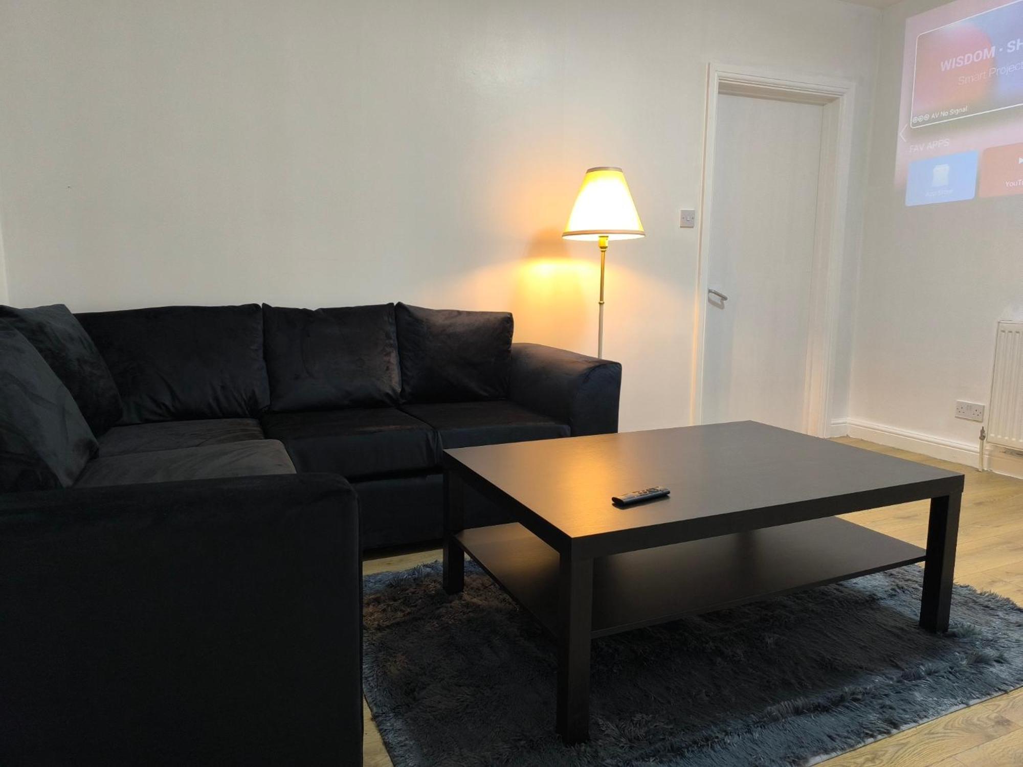 3 Persons Room, 1min Walk From South Wimbledon Station Guest house London