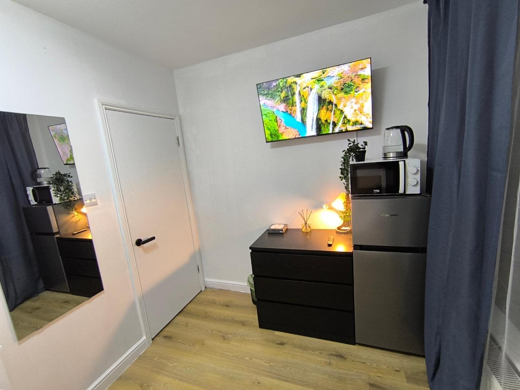 Guest house 3 Persons Room, 1min Walk From South Wimbledon Station London