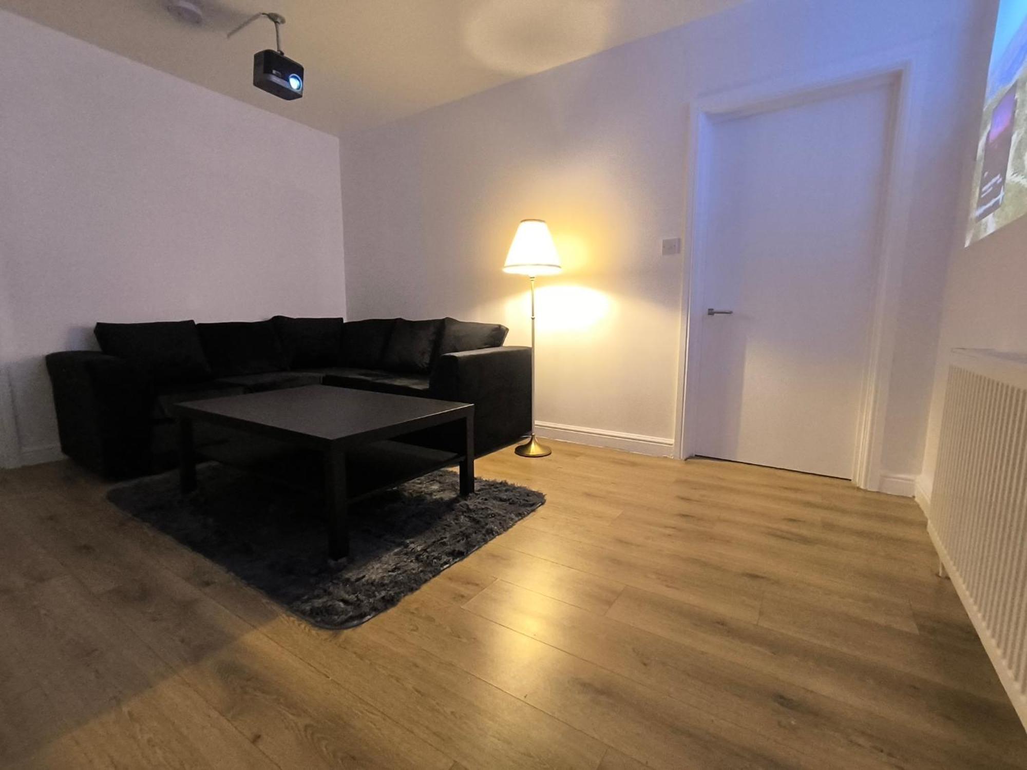 3 Persons Room, 1min Walk From South Wimbledon Station Guest house *