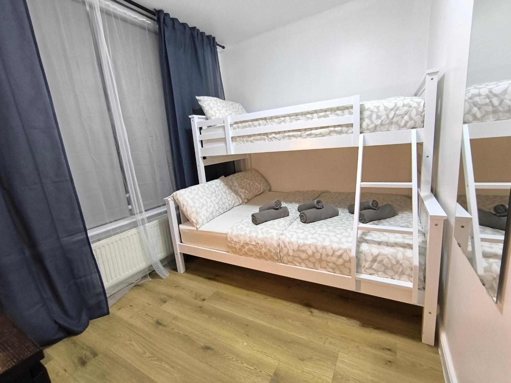 3 Persons Room, 1min Walk From South Wimbledon Station * London