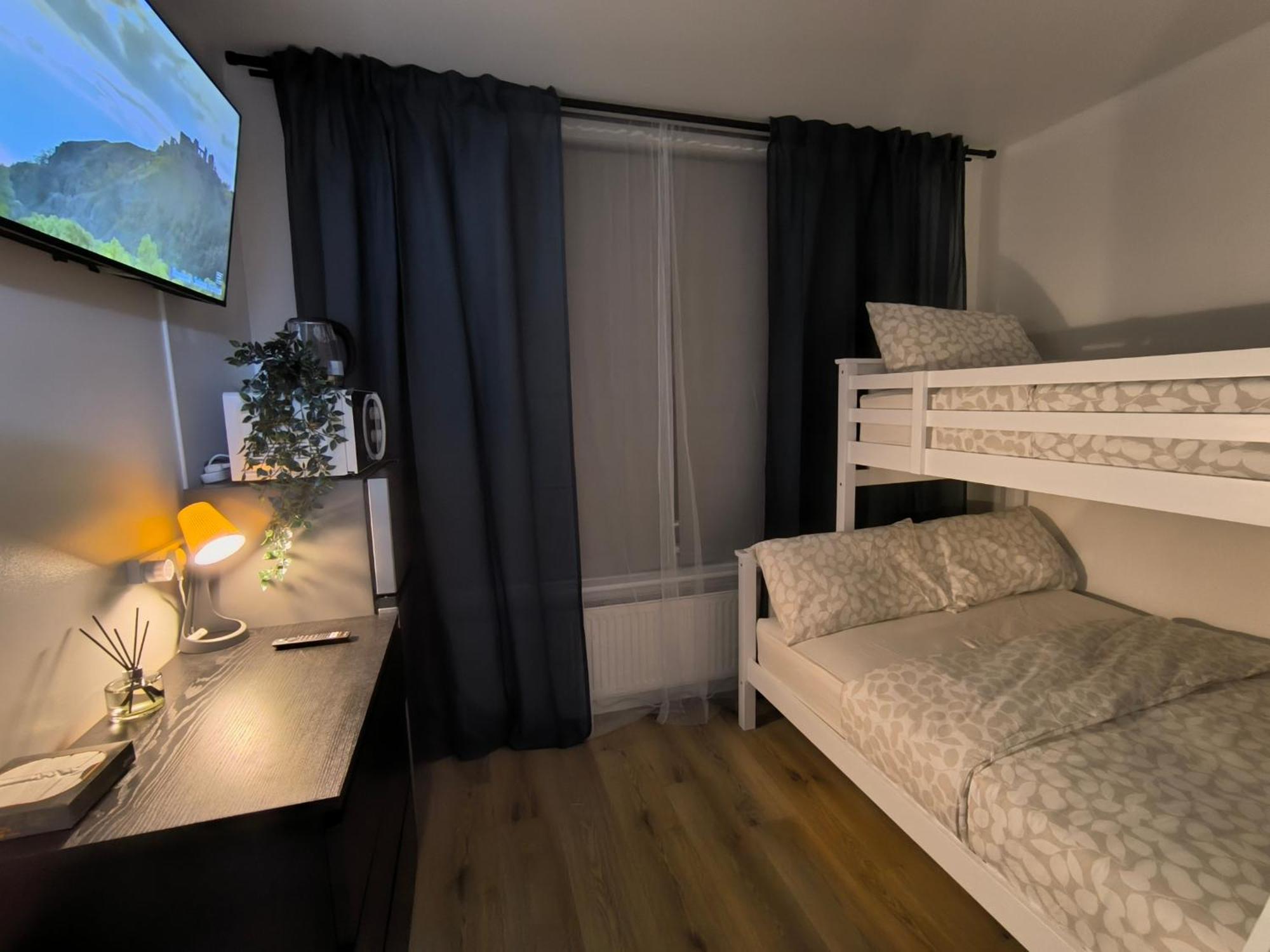 Gasthof 3 Persons Room, 1min Walk From South Wimbledon Station London