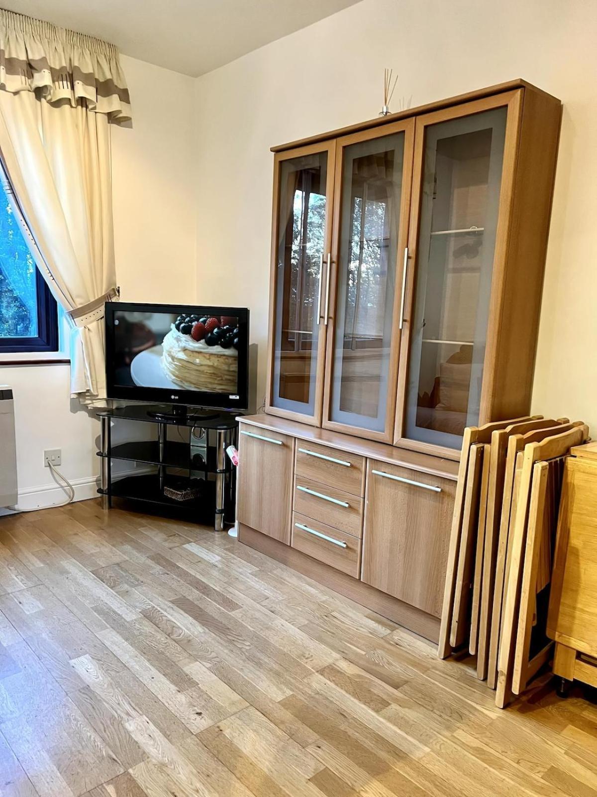 West-london Minimalism With Parking On Premises Apartment *