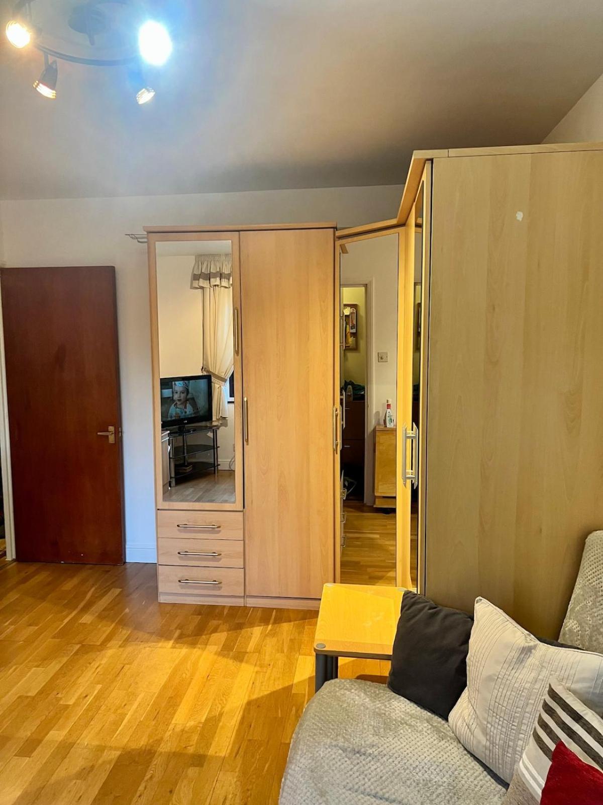 West-london Minimalism With Parking On Premises Apartment *