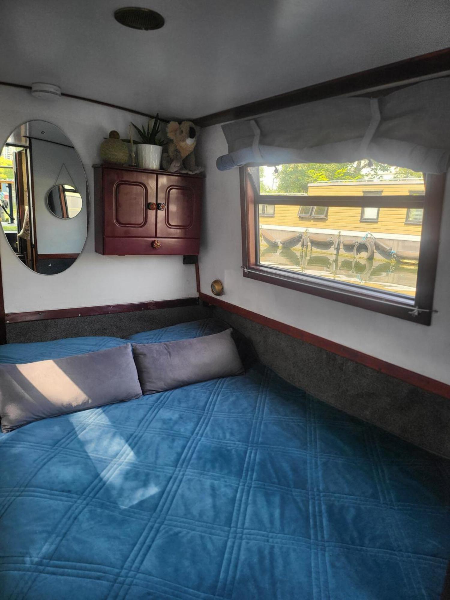 Comfy Canal In Little Venice For Family & Friends Botel