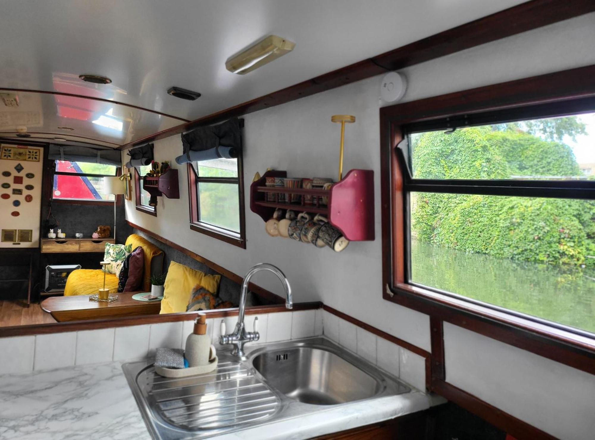 Comfy Canal In Little Venice For Family & Friends Botel