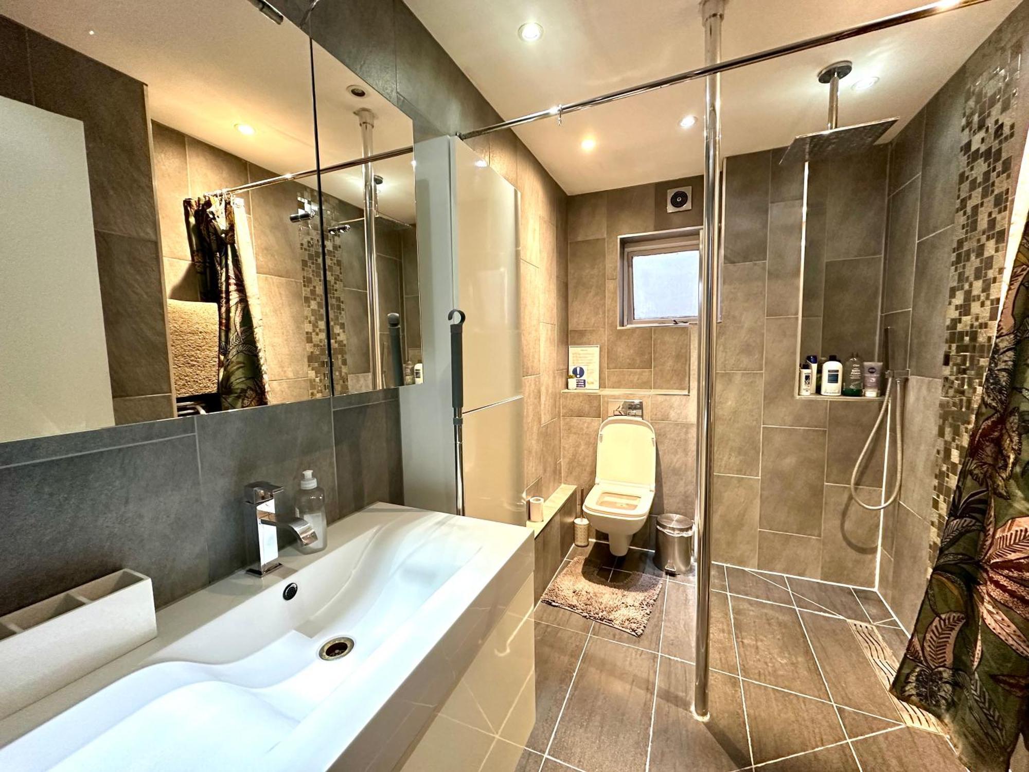 Homestay Laburnum House-comfortable Near Of