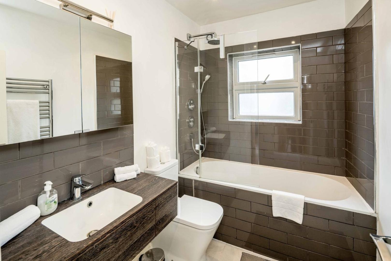 Modern 2b Flat: London, Walk To Landmarks * London