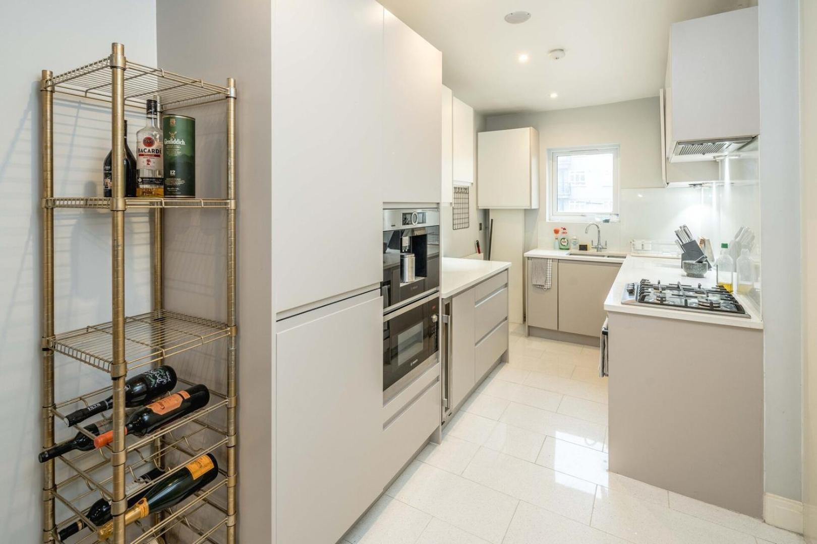 Modern 2b Flat: London, Walk To Landmarks Apartment