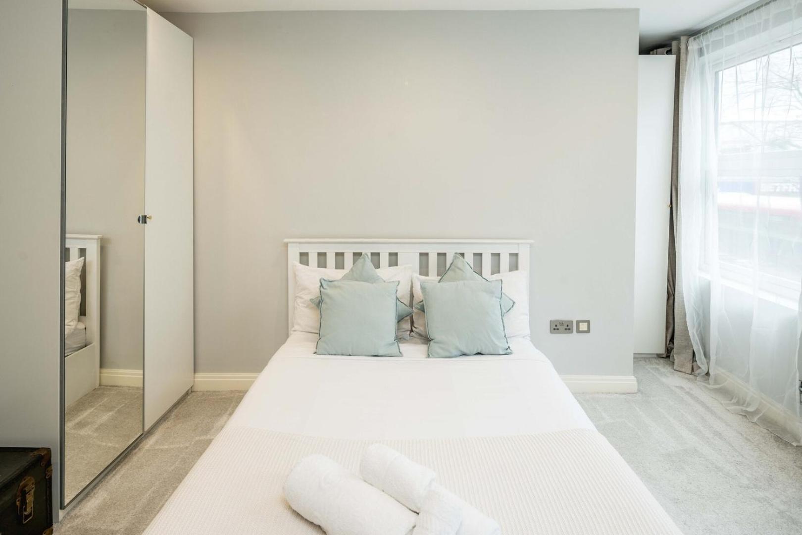 Modern 2b Flat: London, Walk To Landmarks Apartment *