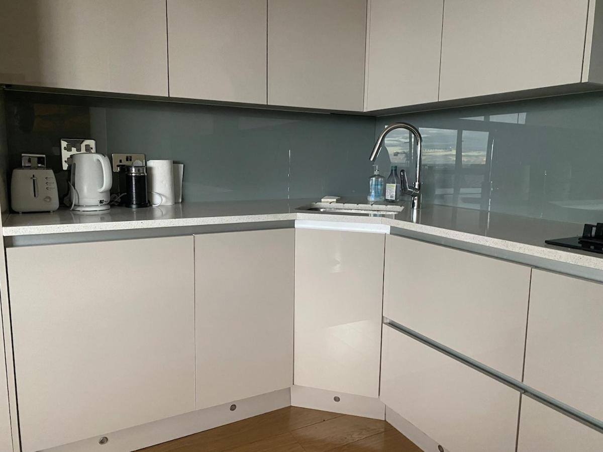 2 Bedroom By The River Thames * Londres