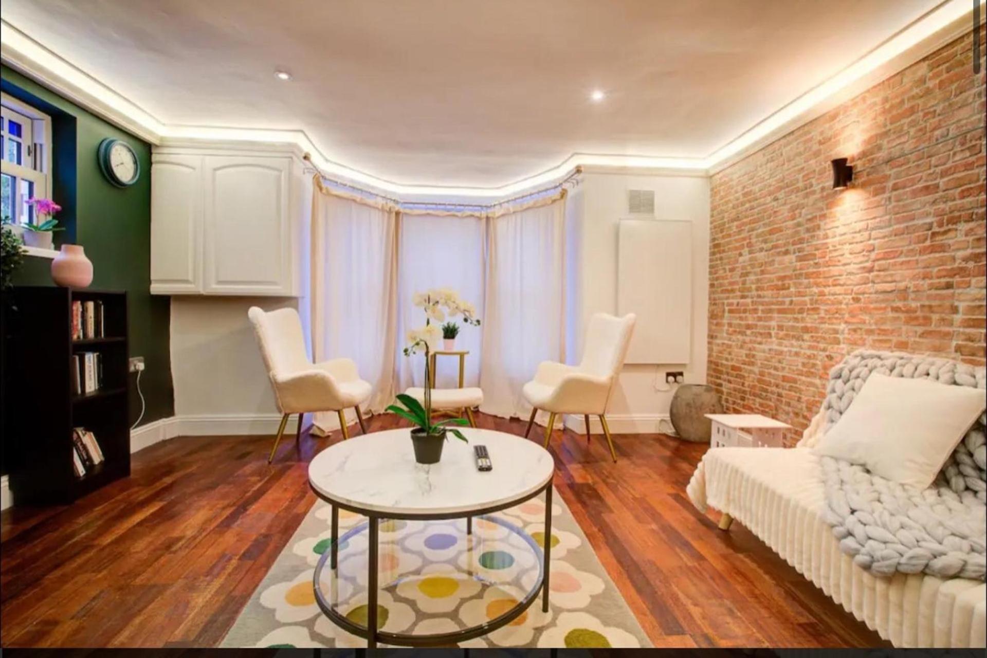Beautiful Oasis 1 Bed Sleeps 3 Apartment *