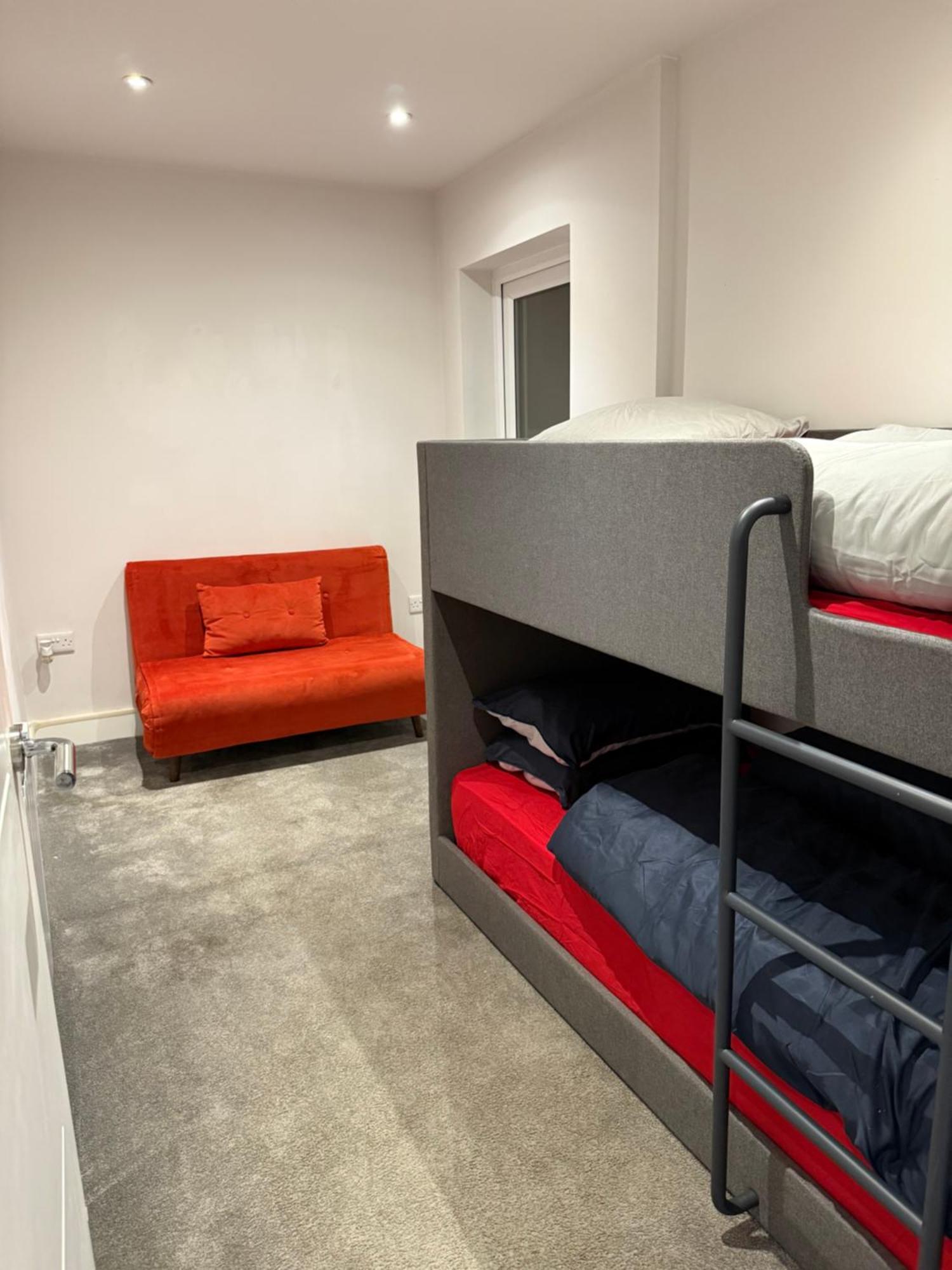 Luxury Spacious Flat Close To