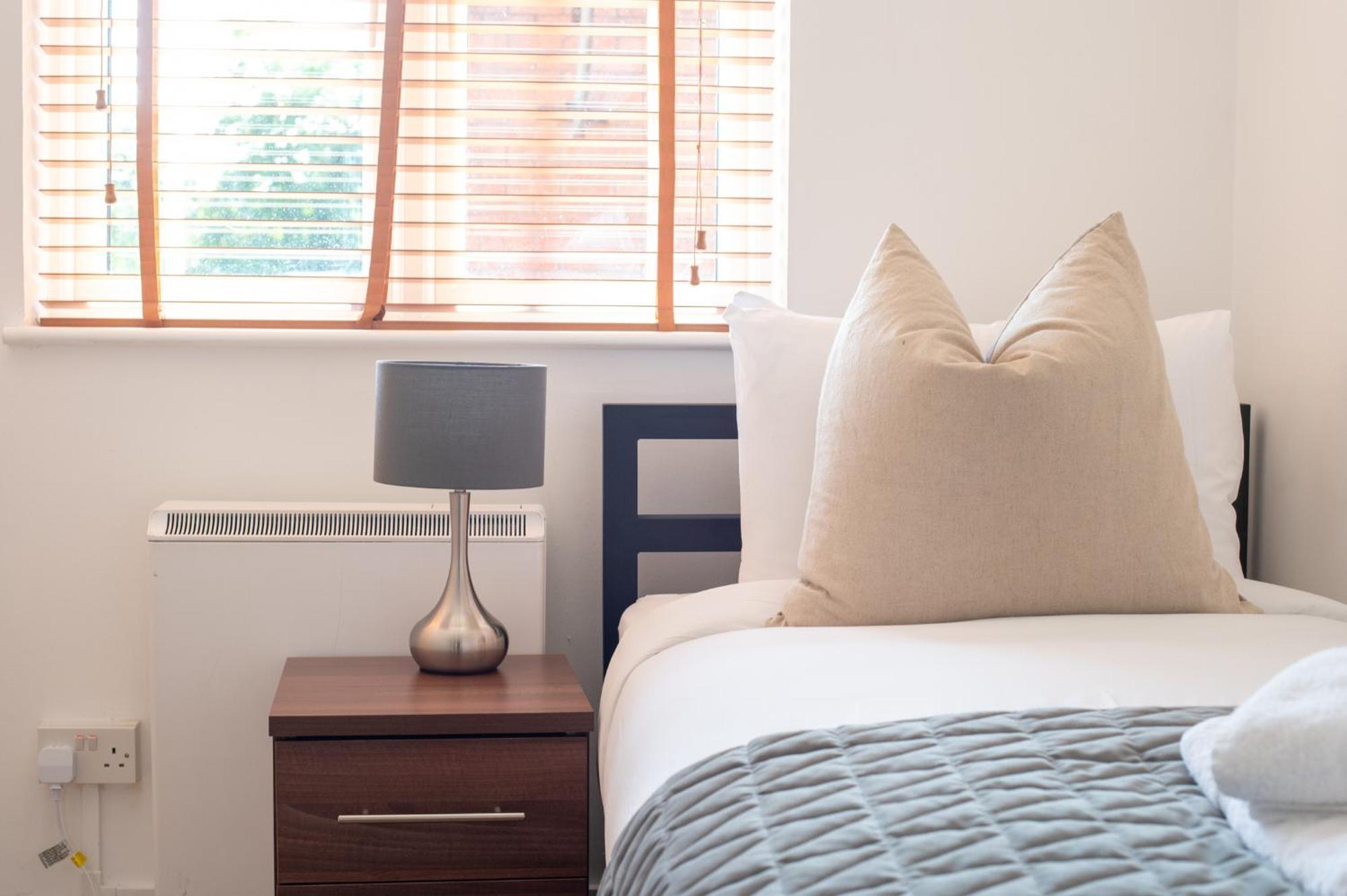 Capital Modern Two Bedroom In Wimbledon Apartment *