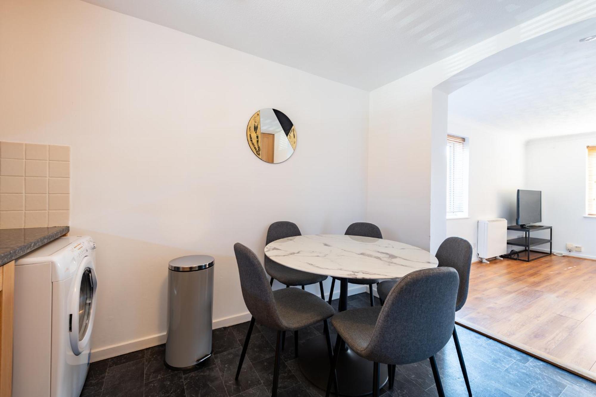 Apartment Capital Modern Two Bedroom In Wimbledon *
