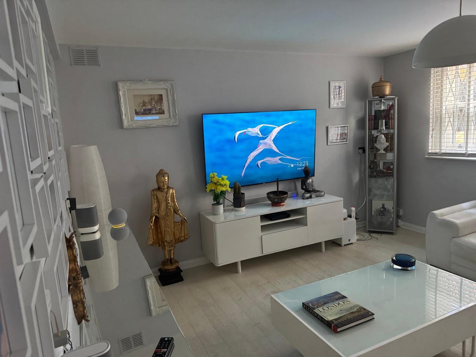 Garden Oasis Apartment: Central, Private & Parking *