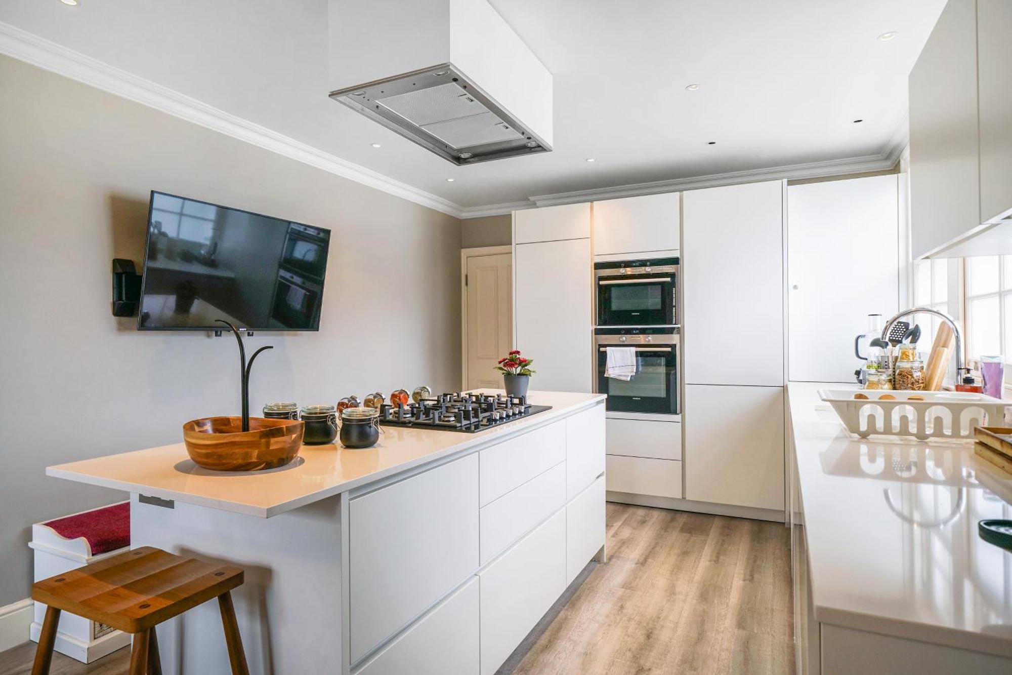 Beautiful And Spacious 2 Bed, 2 Bath Bordering Fulham And Chelsea - Entire With Private Entrance *