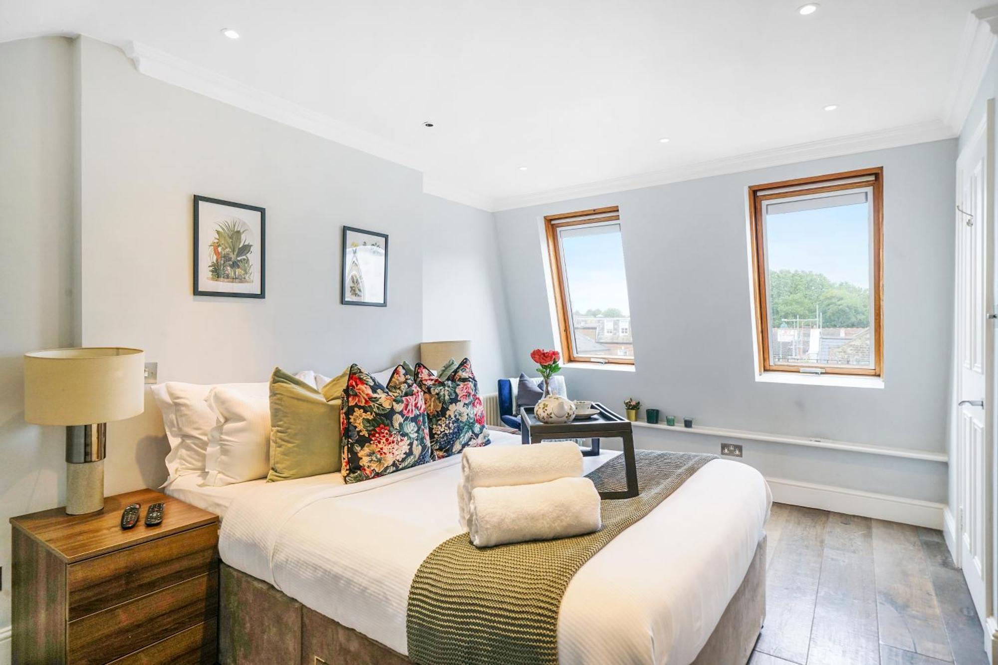 Beautiful And Spacious 2 Bed, 2 Bath Bordering Fulham And Chelsea - Entire With Private Entrance * London