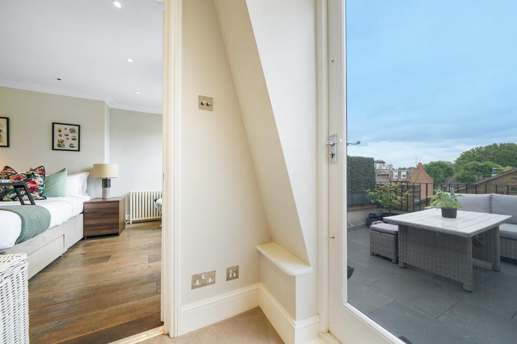 Beautiful And Spacious 2 Bed, 2 Bath Bordering Fulham And Chelsea - Entire With Private Entrance Apartment