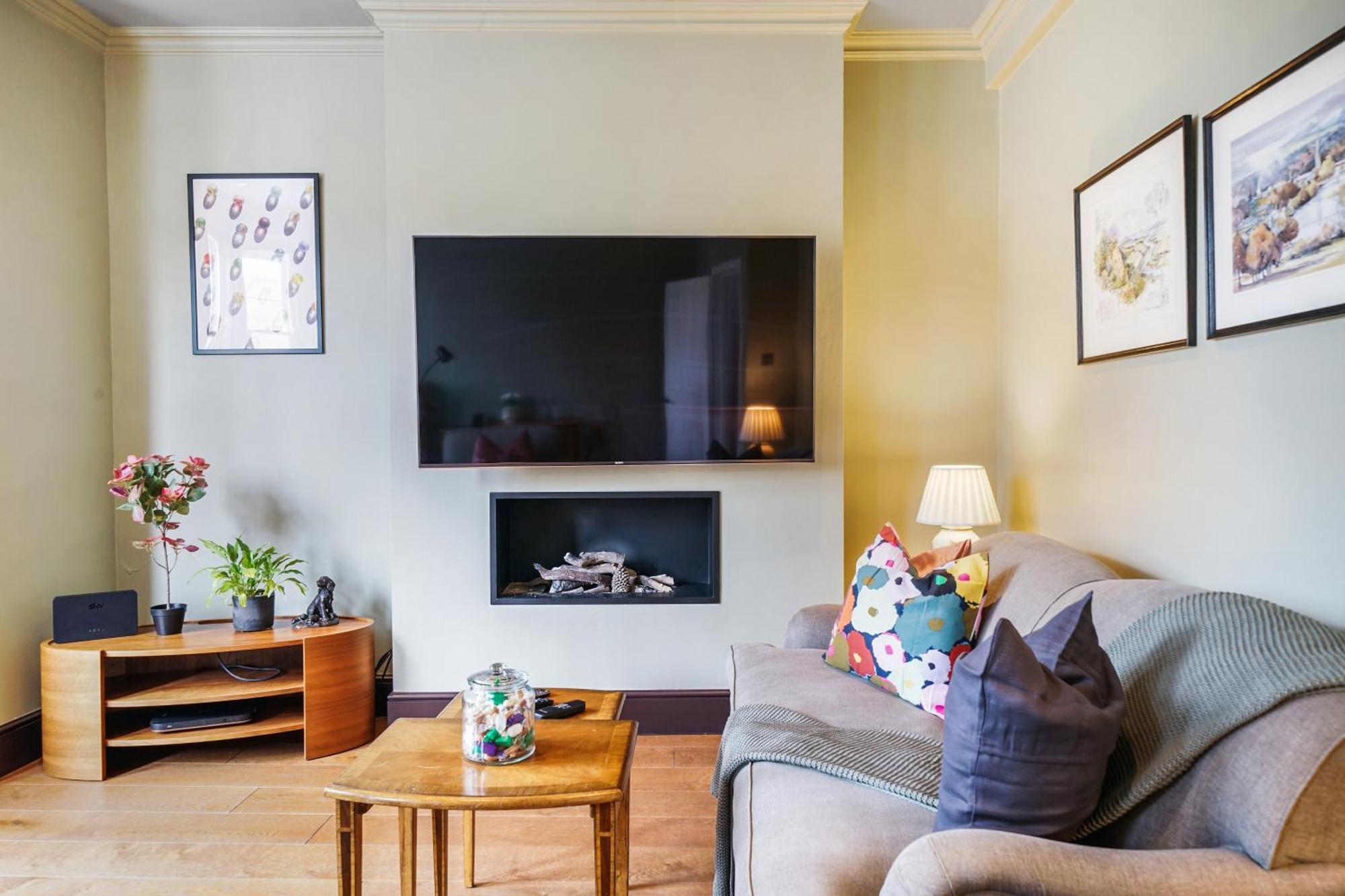 Beautiful And Spacious 2 Bed, 2 Bath Bordering Fulham And Chelsea - Entire With Private Entrance * London