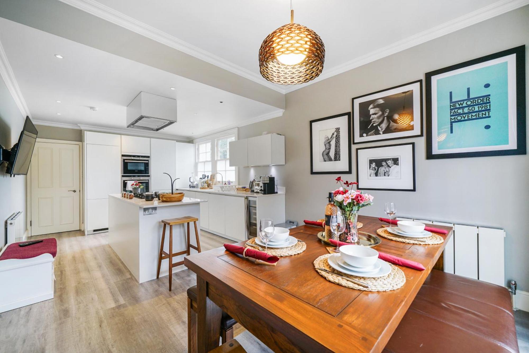 Beautiful And Spacious 2 Bed, 2 Bath Bordering Fulham And Chelsea - Entire With Private Entrance Apartment