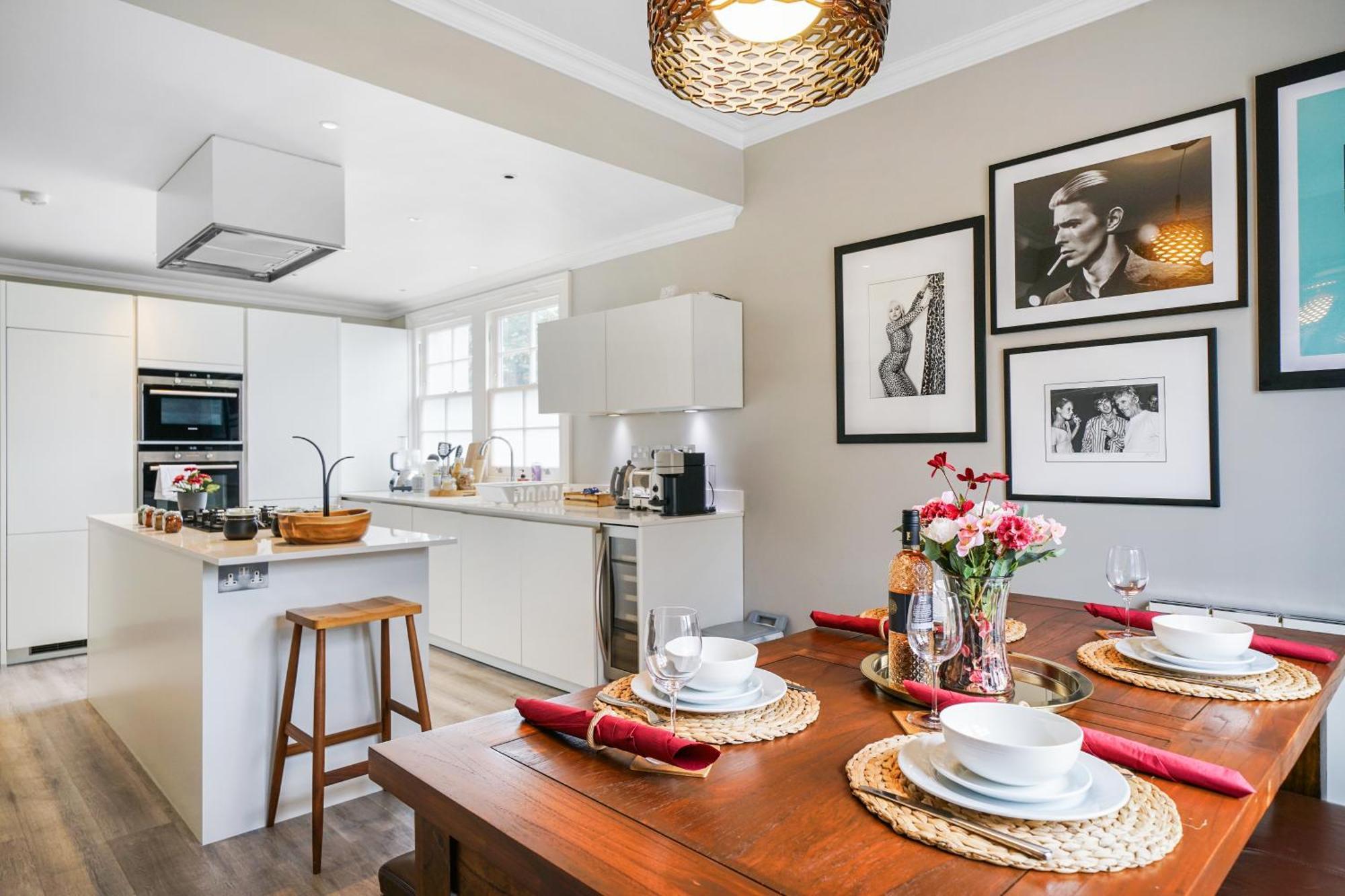 Beautiful And Spacious 2 Bed, 2 Bath Bordering Fulham And Chelsea - Entire With Private Entrance Apartment *