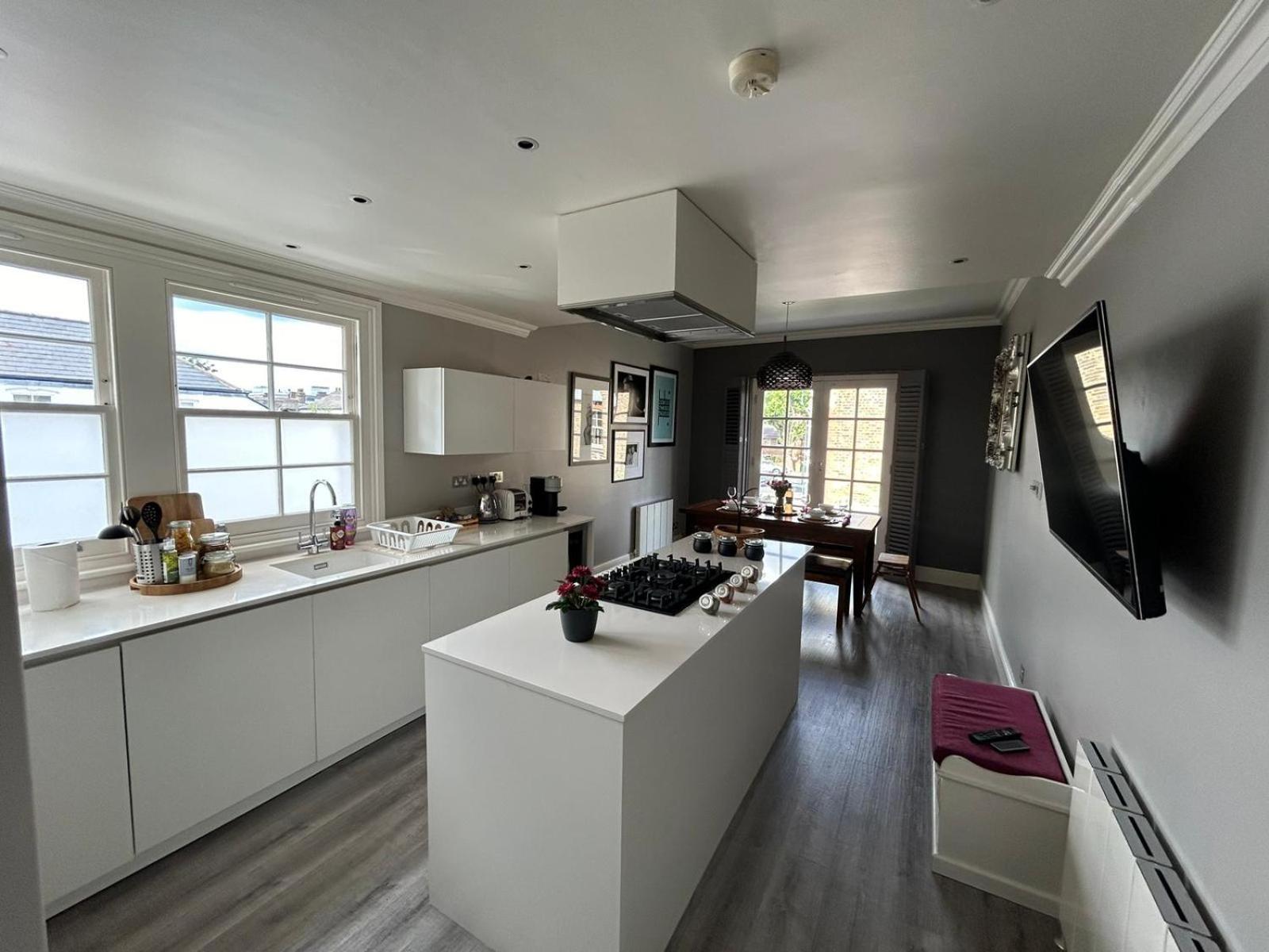 Beautiful And Spacious 2 Bed, 2 Bath Bordering Fulham And Chelsea - Entire With Private Entrance Apartment London