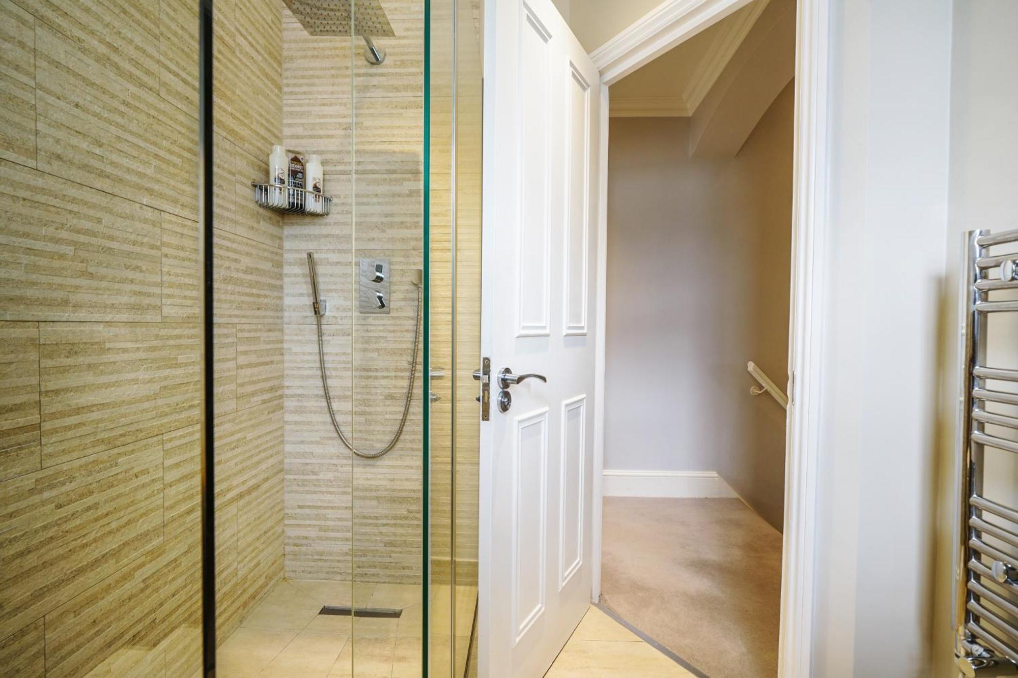 Apartment Beautiful And Spacious 2 Bed, 2 Bath Bordering Fulham And Chelsea - Entire With Private Entrance London