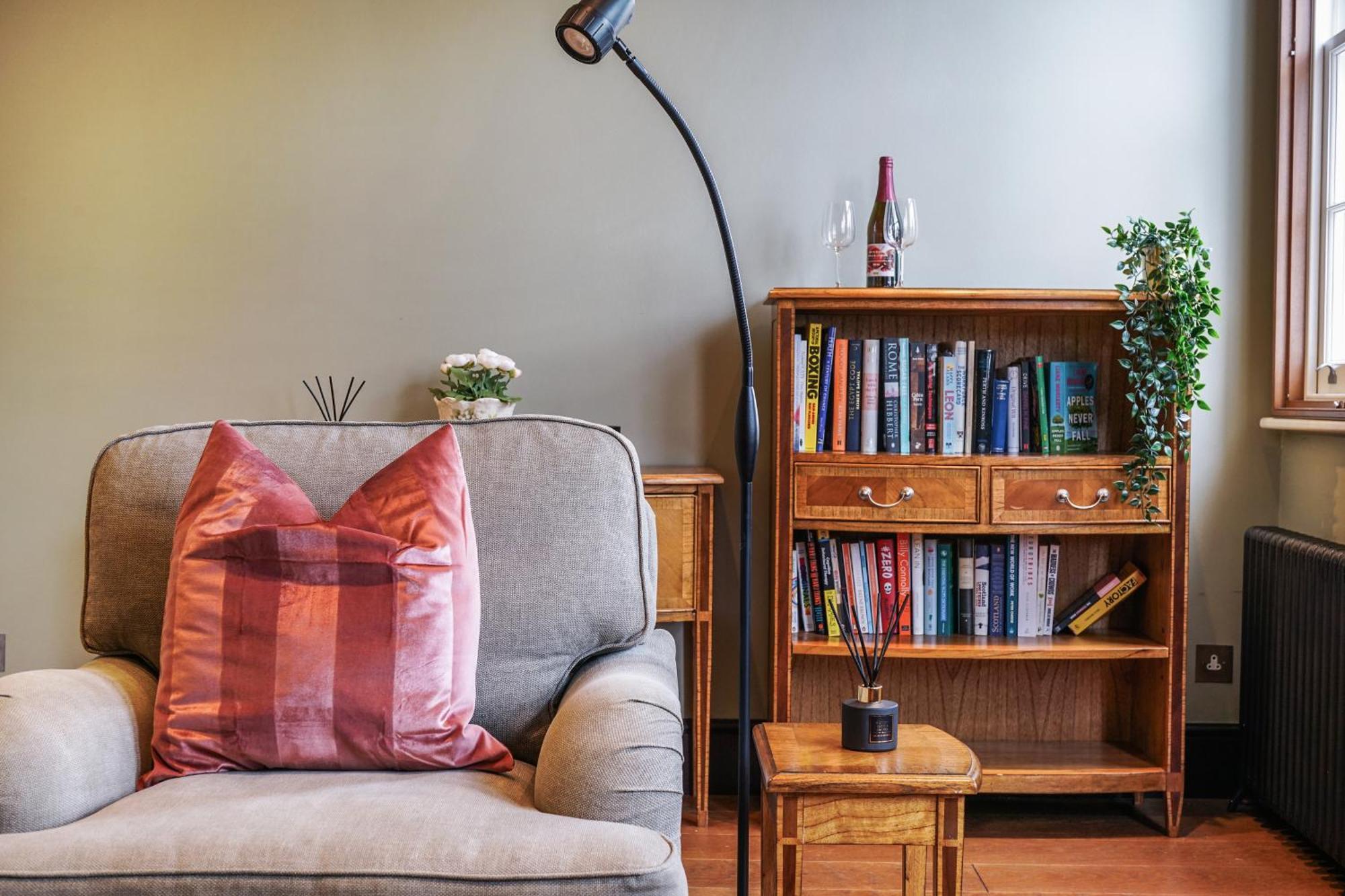 Beautiful And Spacious 2 Bed, 2 Bath Bordering Fulham And Chelsea - Entire With Private Entrance *