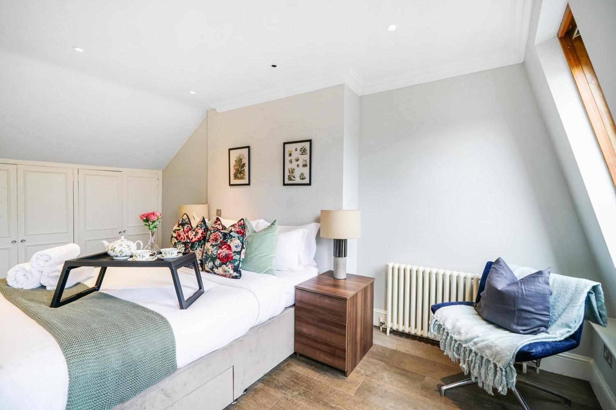 Beautiful And Spacious 2 Bed, 2 Bath Bordering Fulham And Chelsea - Entire With Private Entrance