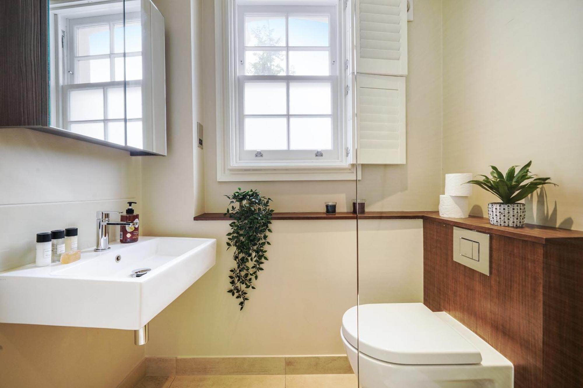 Beautiful And Spacious 2 Bed, 2 Bath Bordering Fulham And Chelsea - Entire With Private Entrance Apartment *