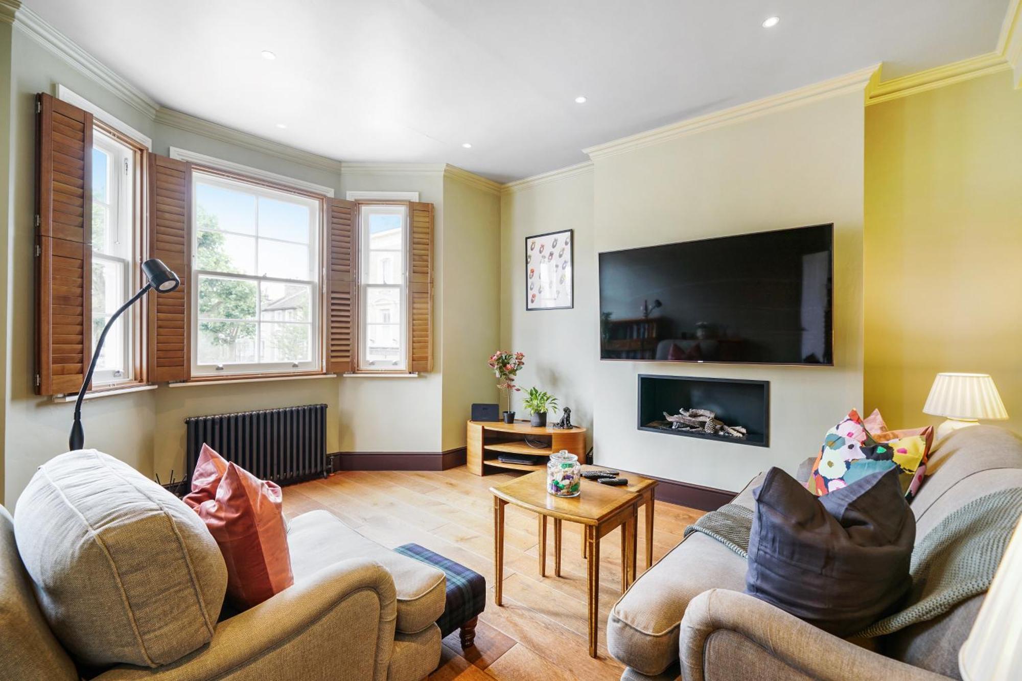 Beautiful And Spacious 2 Bed, 2 Bath Bordering Fulham And Chelsea - Entire With Private Entrance