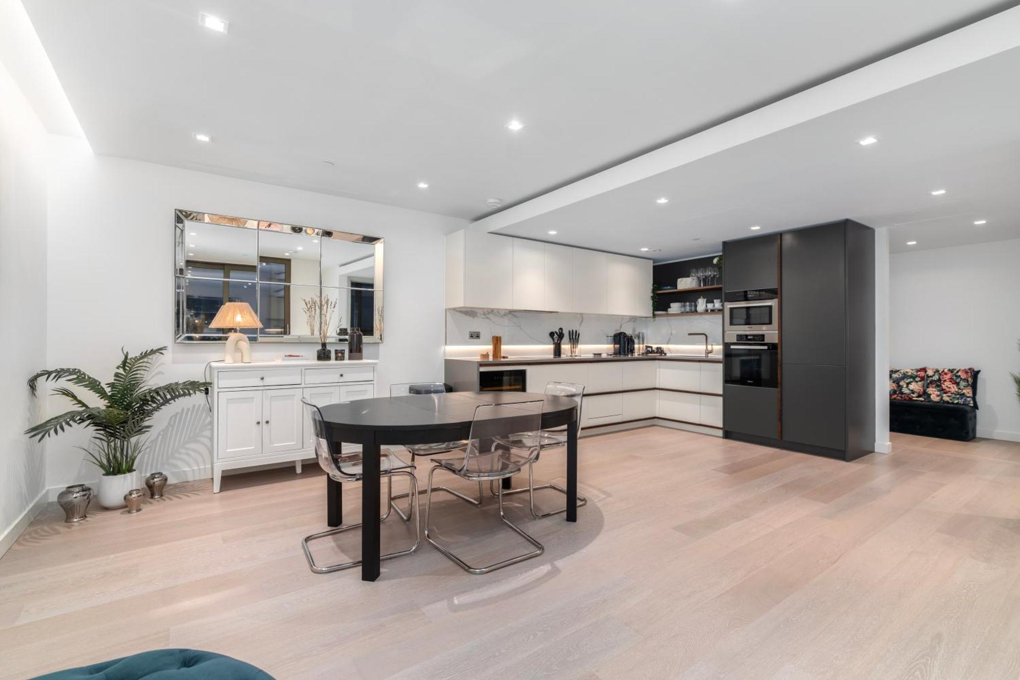 Luxury 2-bed Next To Hyde Park Apartment