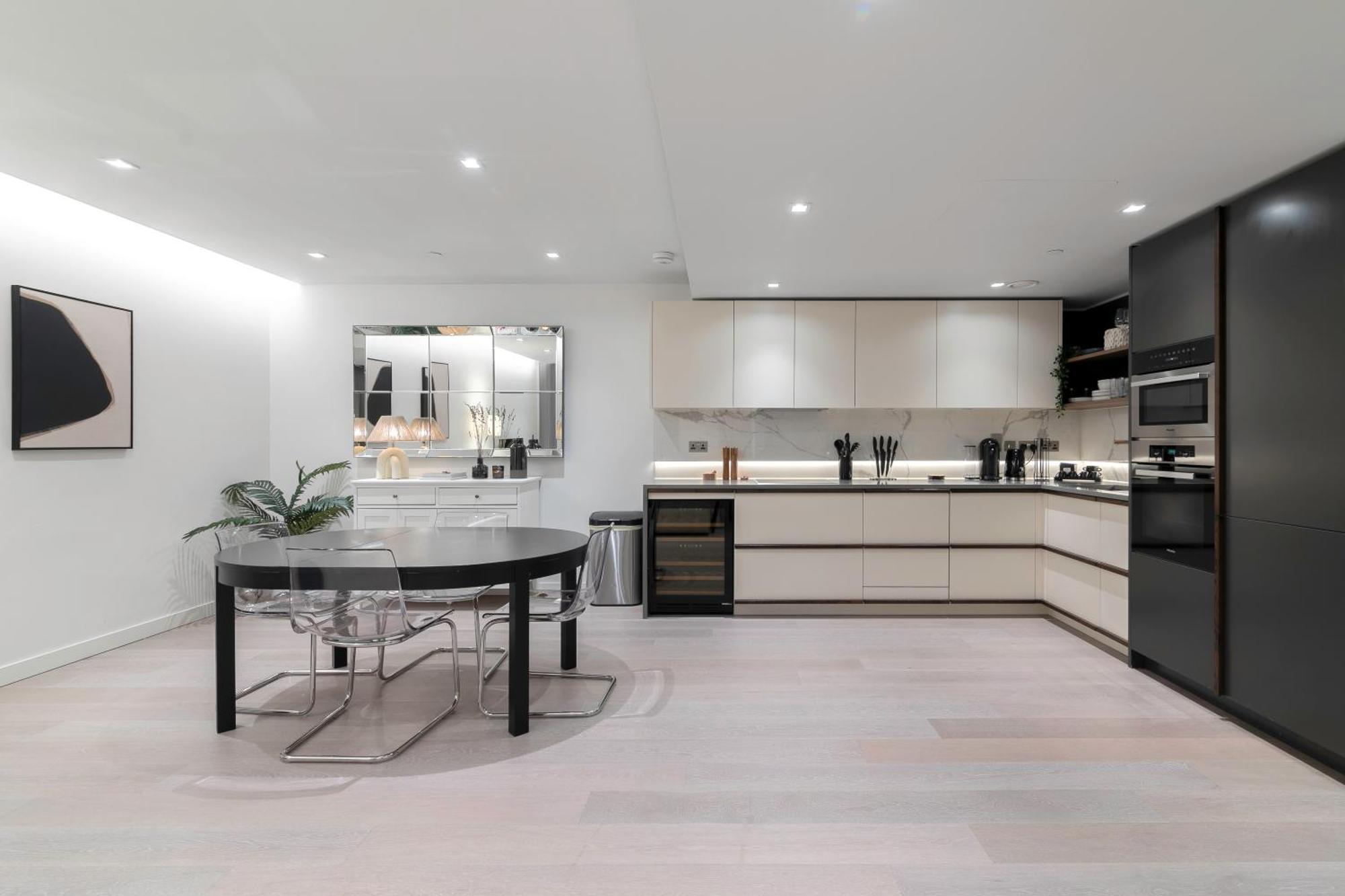 Luxury 2-bed Next To Hyde Park Apartment